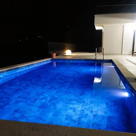 Kira-for Ideal Getaway Villa